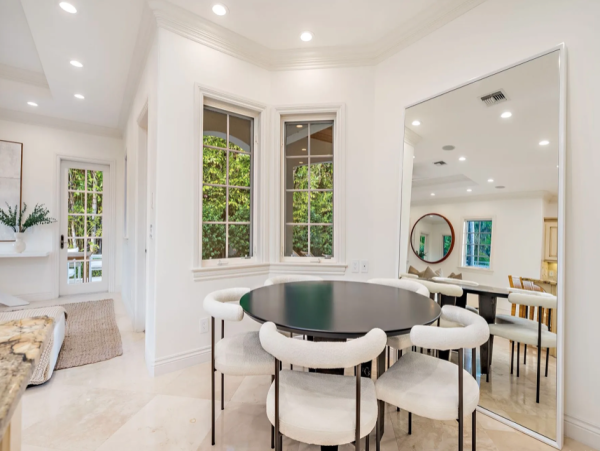 Luxury Vacation Residence in Palm Beach - Steps to Beach with Fire Place & Pool